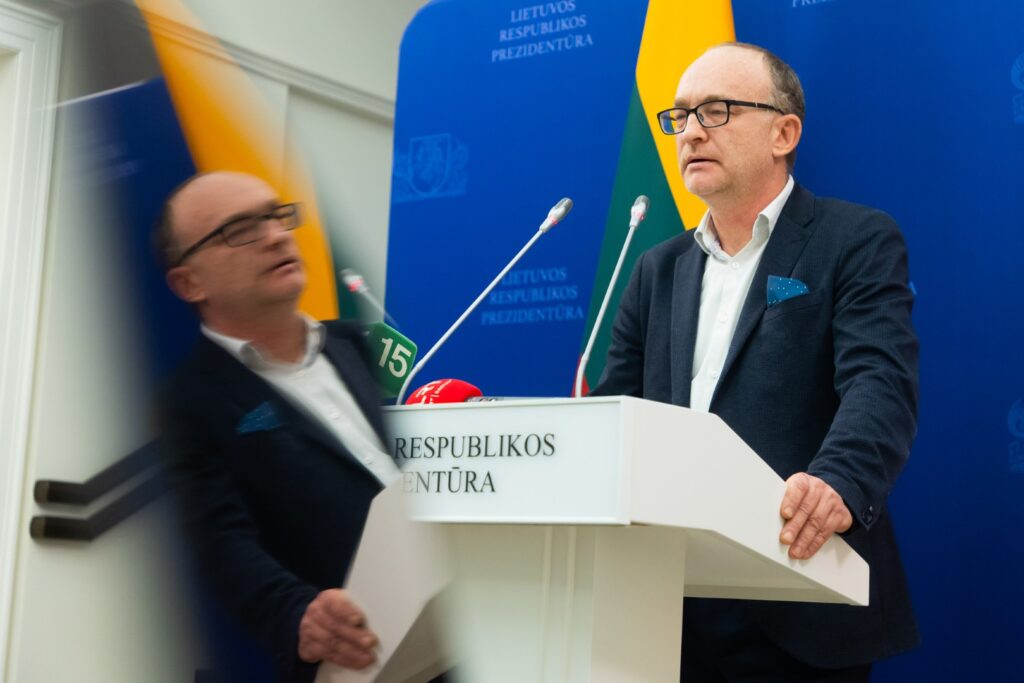 „Nemuno aušros“ pirmininkui Remigijui Žemaitaičiui pareiškus, jog nei jis, nei jo politinės jėgos atstovai nedalyvaus trečiadienį Prezidentūroje vyksiančiame partijų lyderių susitikime, šalies vadovo vyriausiais patarėjas Frederikas Jansonas sako – pagaliau paaiškėjo, kas ir kurioje pusėje yra.