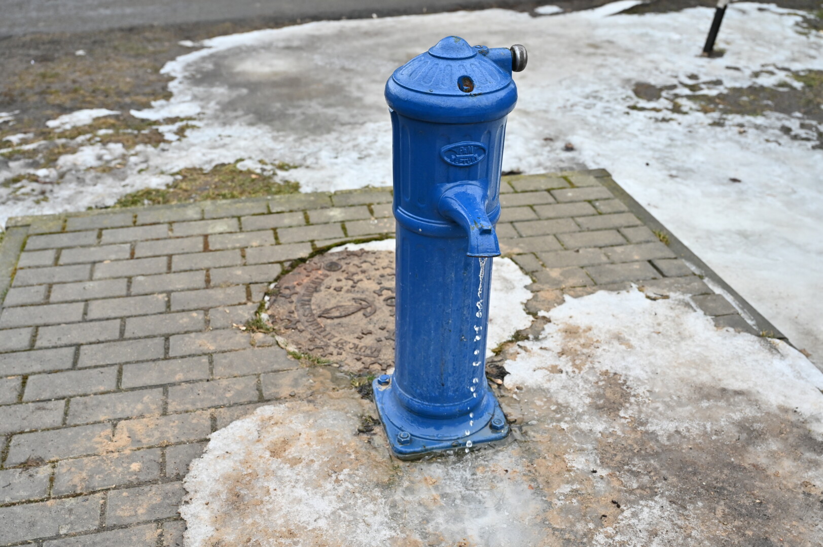 Panevėžyje dar nepanaikintomis 11 vandens kolonėlių oficialiai naudojasi ir už tai sumoka tik keturios dešimtys abonentų. Visgi prie tokių įrenginių vasarą nutįsta nemokamo vandens ieškančių sodininkų eilės. G. KARTANO nuotr.
