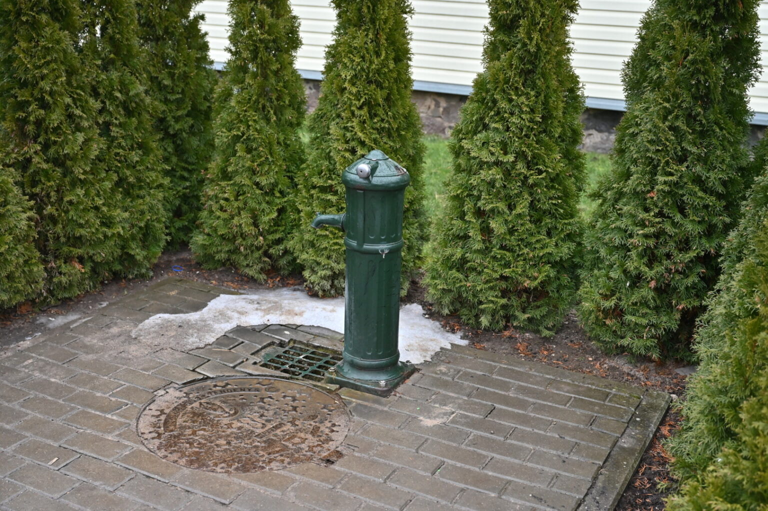 Panevėžyje masiškai naikinamas vandens kolonėles keičia lauko gertuvės. Iš jų galima atsigaivinti vėsiu geriamuoju vandeniu, bet prisileisti į didžiulius bakus, kaip iki šiol darydavo dažnas sodininkas, būtų pernelyg sudėtinga.