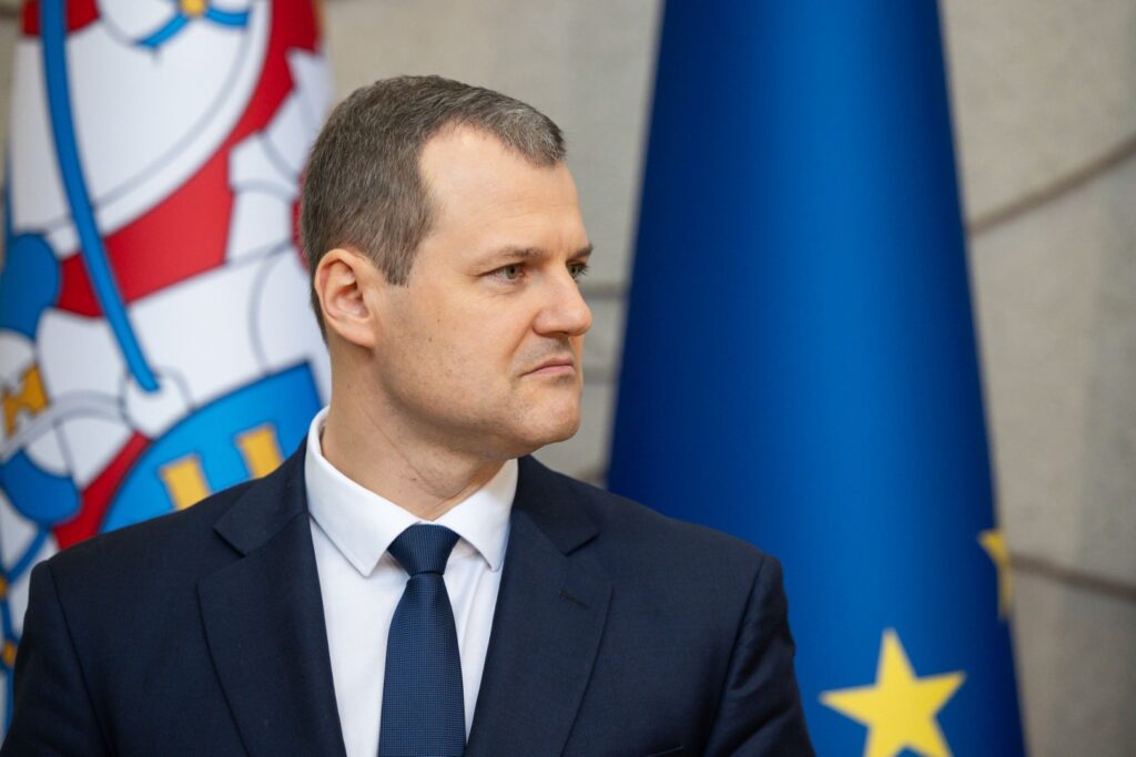 Premjeras Gintautas Paluckas teigia, kad Rusijos ir Ukrainos taikos derybų fone nereikia gąsdinti visuomenės augančia Kremliaus grėsme.