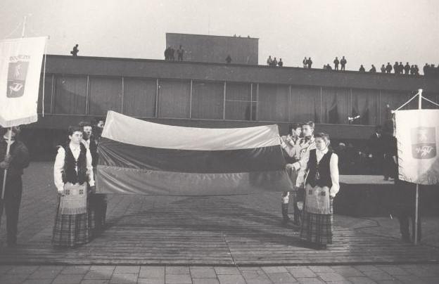 1988 metų spalio 21-oji. Kristaus Karaliaus katedroje pašventinta ir jaunimo į Laisvės aikštę atnešta trispalvė. PANEVĖŽIO KRAŠTOTYROS MUZIEJAUS rinkinių nuotr.