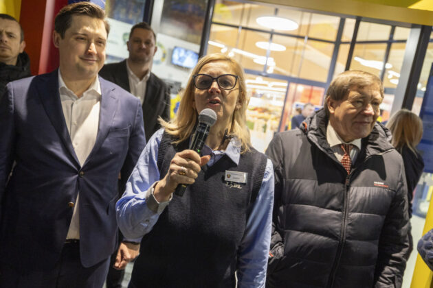 Ketvirtosios „Lidl“ parduotuvės Panevėžyje vadovė Giedrė Kurienė ir Panevėžio miesto savivaldybės laikinasis meras Petras Luomanas (dešinėje).