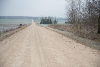 Praradę viltį švariais ratais ir švariais batais sugrįžti į namus, Panevėžio rajono gyventojai imasi savo lėšomis asfaltuoti gatves.