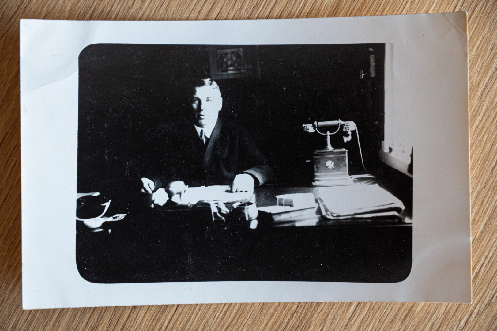 Stasys Liutkevičius matininko kontoroje, kurią buvo įsirengęs savo šeimos namuose Vėveliškio kaime, netoli Subačiaus. Fotografuota apie 1928 m. Nuotraukos autorius nenustatytas. Saugoma Panevėžio apskrities Gabrielės Petkevičaitės-Bitės viešosios bibliotekos rankraštyne. P. ŽIDONIO nuotr.