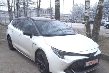 Šiaulių užkardos pasieniečiai sulaikė panevėžietį, nes įtarė, kad jo vairuoto apynaujo automobilio „Toyota Corolla Hybrid“ identifikacijos numeris (VIN) – suklastotas.