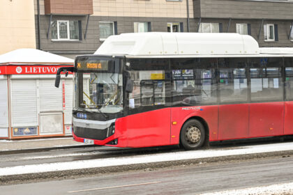 Viešuoju transportu pas mamą į darbą nuvykti norėjusi blogai besijaučianti mergaitė pasižymėjo bilietėlį, tačiau neapsižiūrėjo namuose palikusi moksleivio pažymėjimą.