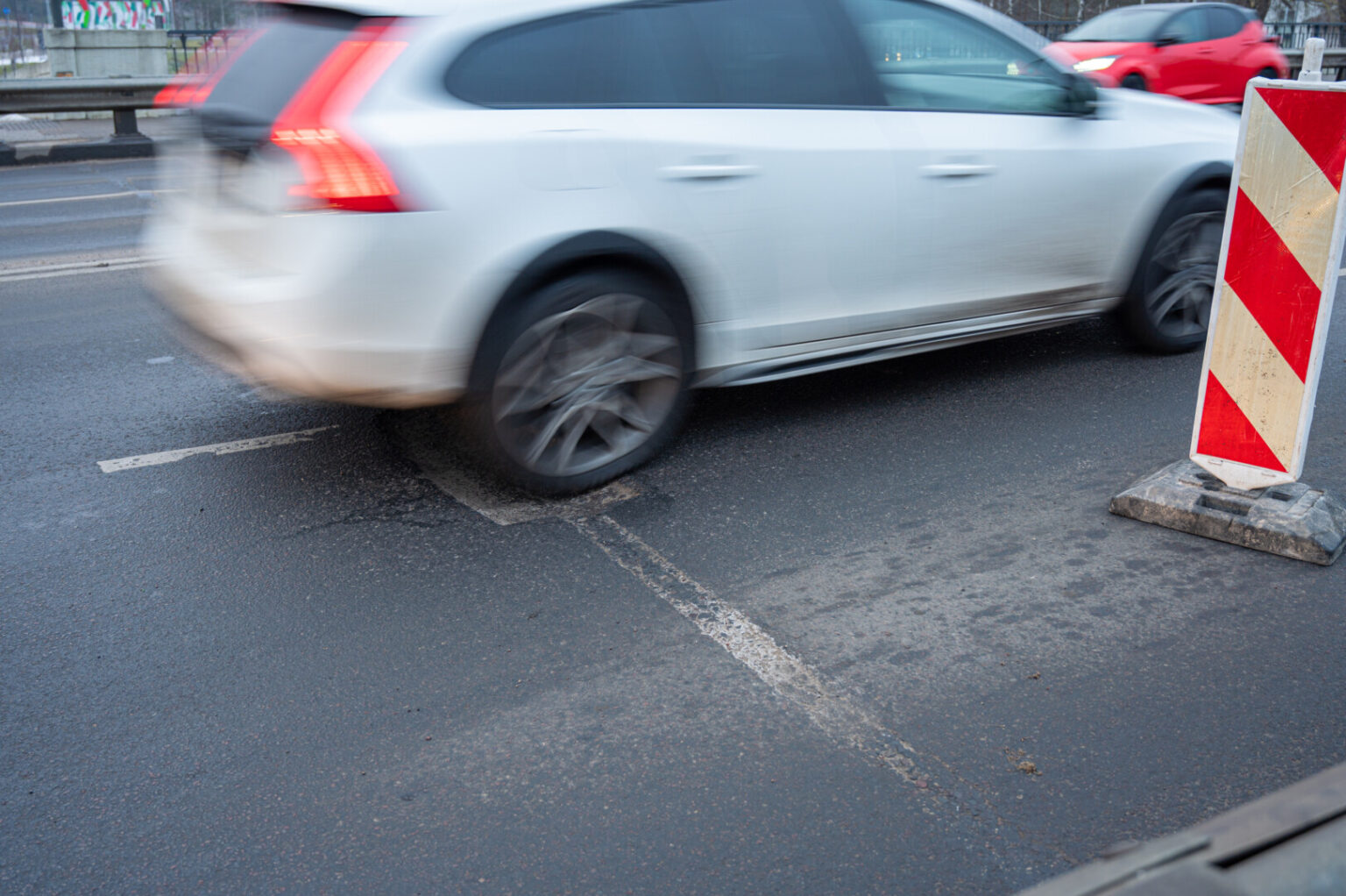Pačiame Panevėžio centre, intensyvaus eismo Smėlynės gatvėje atsivėrusi nedidelė duobė vairuotojų kantrybę bandė kone porą savaičių.