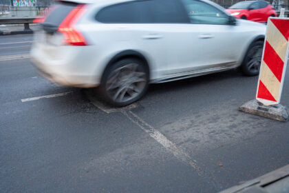 Pačiame Panevėžio centre, intensyvaus eismo Smėlynės gatvėje atsivėrusi nedidelė duobė vairuotojų kantrybę bandė kone porą savaičių.