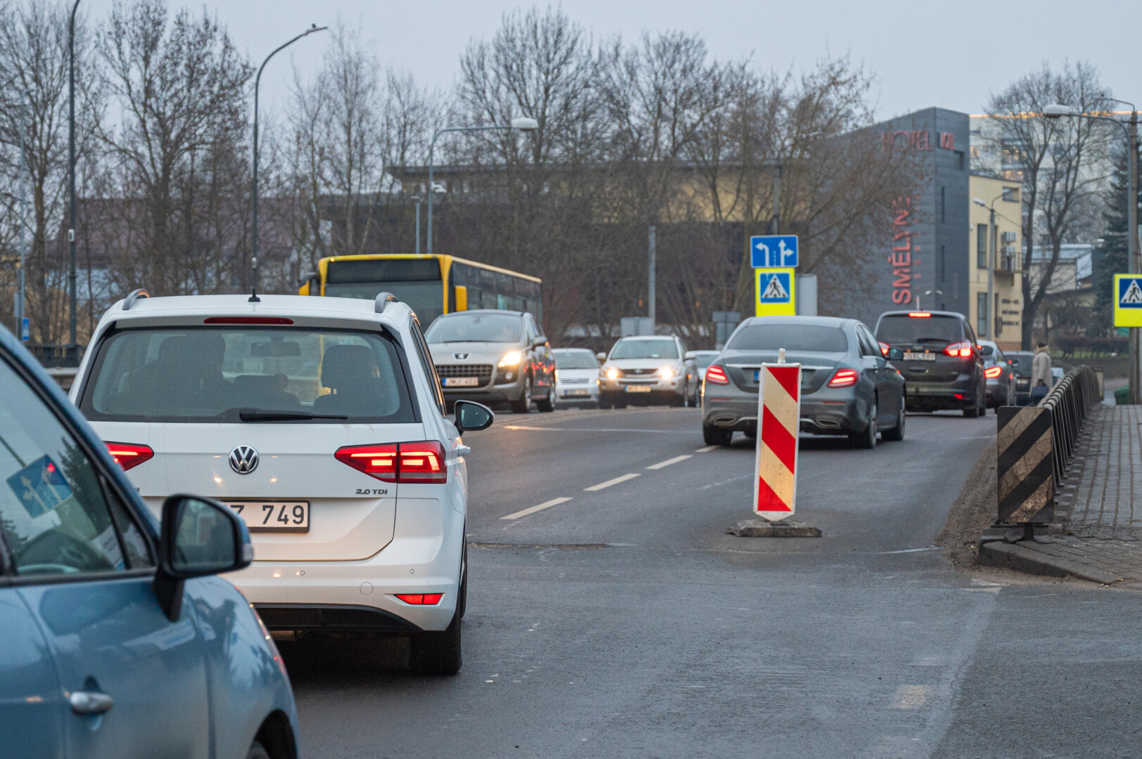 Smėlynės gatvę tvarkę kelininkai pripažįsta: toks remontas naudos duoda, ko gero, tik savaitei. P. ŽIDONIO nuotr. 