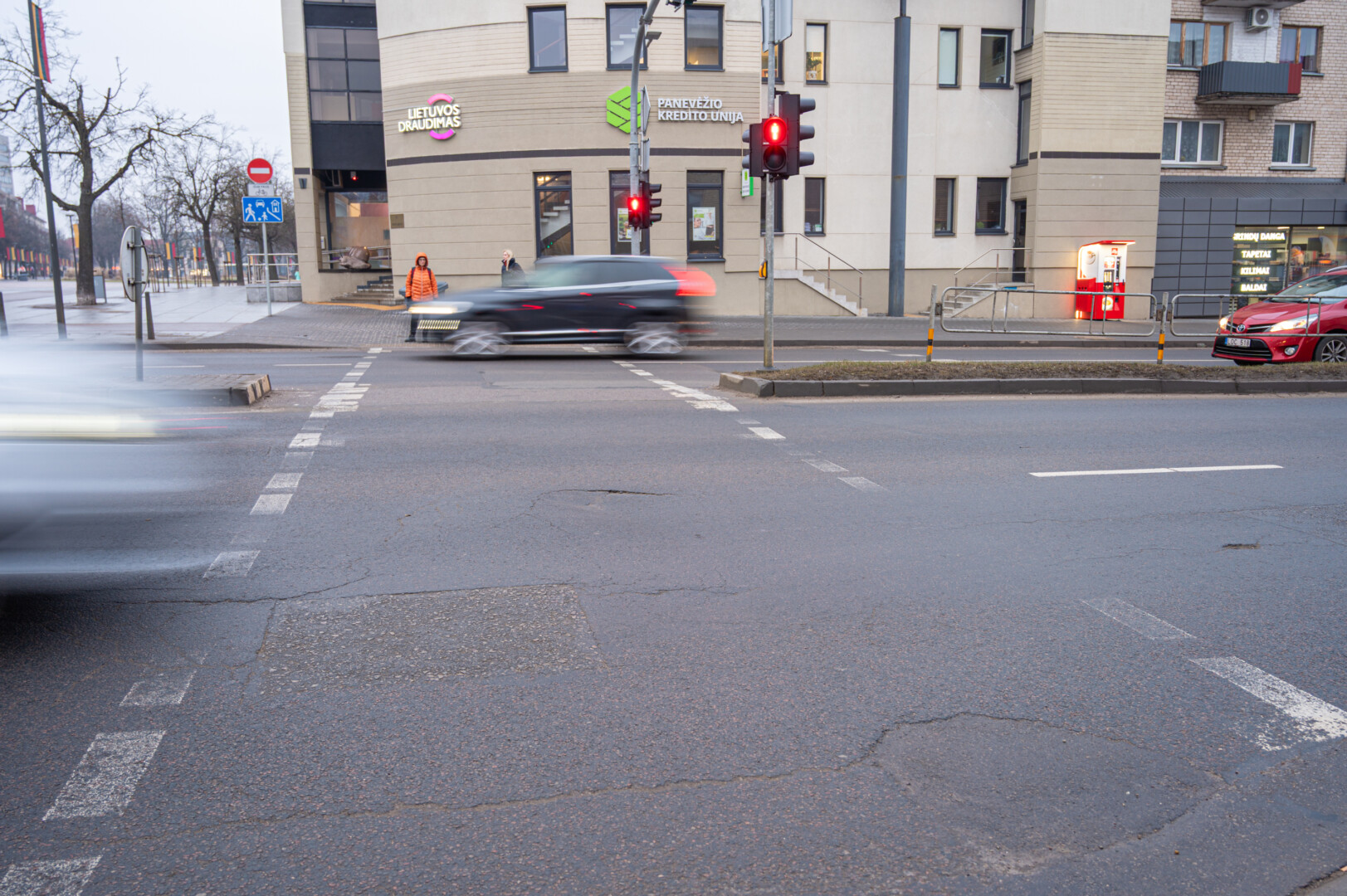 Vilniaus ir Ramygalos gatvių sankryžoje po praėjusių metų pabaigoje įvykusios vandentiekio avarijos liko duobė ir ji kasdien gilėja. P. ŽIDONIO nuotr. 