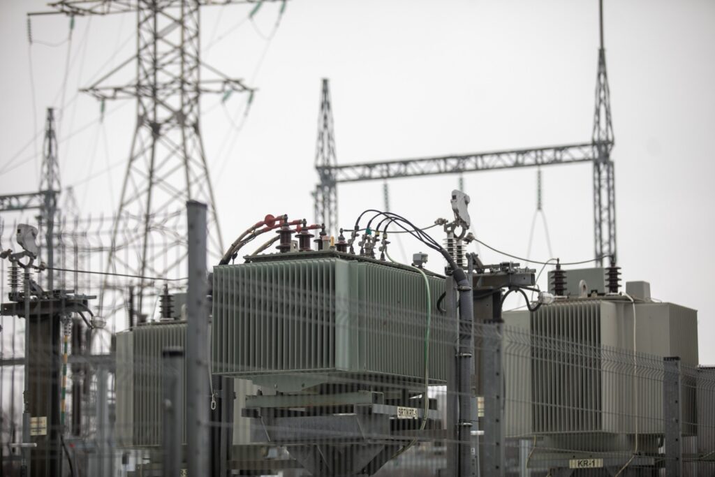 Sekmadienį, 14 val. 5 min. Baltijos šalys sinchronizavosi su kontinentinės Europos elektros tinklais, prieš tai šeštadienį ryte atsijungusios nuo Rusijos sistemos ir atlikusios bendrą izoliuoto darbo bandymą.