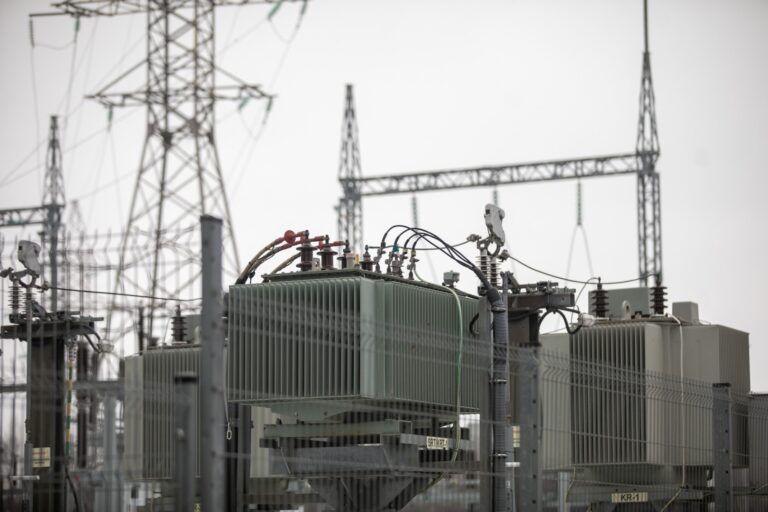 Sekmadienį, 14 val. 5 min. Baltijos šalys sinchronizavosi su kontinentinės Europos elektros tinklais, prieš tai šeštadienį ryte atsijungusios nuo Rusijos sistemos ir atlikusios bendrą izoliuoto darbo bandymą.