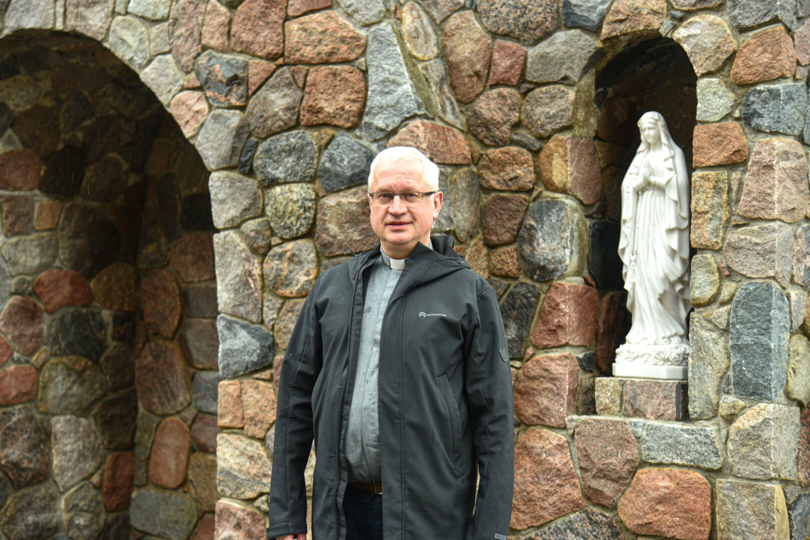 Šv. apaštalų Petro ir Povilo bažnyčios klebonas Romualdas Zdanys vežasi tikinčiuosius į Romą, kurioje prabėgo devyneri paties jaunystės metai. P. ŽIDONIO nuotr.