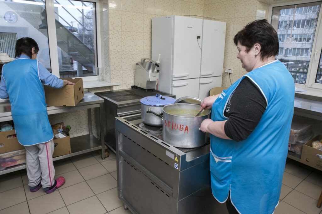 Vargstančiuosius pamaitinančios Panevėžio labdaros valgyklos stebi naujų lankytojų bangą.