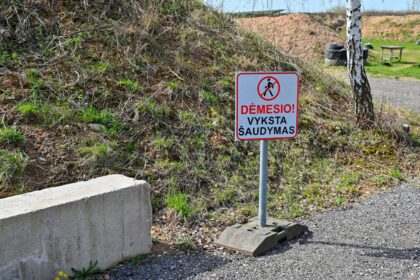 Vienintelės Panevėžio rajone šaudyklos kaimynystėje įsikūręs Algimantas Blažys jaučiasi tarsi gyventų prie fronto linijos.