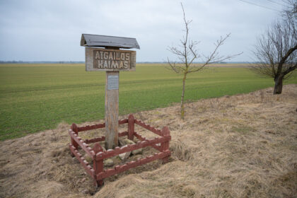 Nuo Vadoklių vieškeliu keliaujant Alančių kaimo link, išnyra nuo tolo švytintis, baltai dažytas stogastulpis, aptvertas tokia pat balta tvorele.