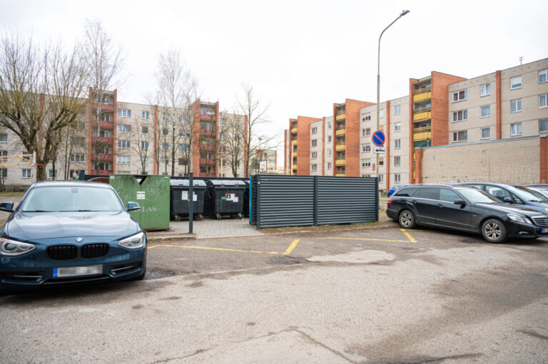 Automobiliais užstatyti daugiabučių kiemai ir gatvės tampa iššūkiu sunkiasvoriam šiukšliavežių transportui.