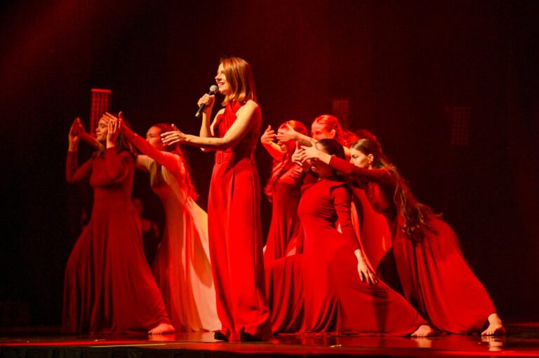 Lietuvos laisvę švenčiantys panevėžiečiai užpildė „Kalnapilio“ areną, susirinkę į dar vieną Kovo 11-osios nemokamų renginių maratono akcentą – šokio spektaklį „Ar mylit Ją Jūs?“