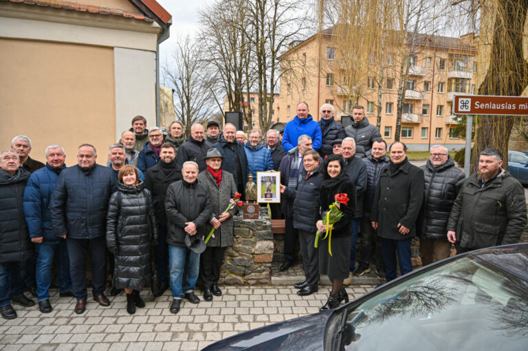 Trisdešimt gyvavimo metų minintis Panevėžio Rotary klubas miestui dovanojo naują akcentą – raktininko skulptūrėlę Kranto gatvėje.