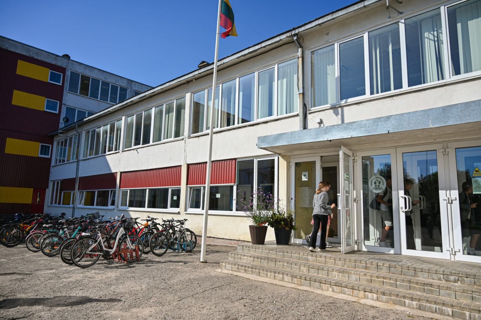 Panevėžio savivaldybės vadovai ir Švietimo skyrius sulaukė ne vieno skundo, kad Rožyno progimnazijoje galbūt klesti nepotizmas – švietimo įstaigoje įdarbinti direktorės ir pavaduotojos šeimos nariai.