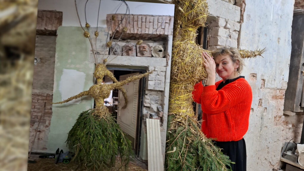 Nors Aukštaitijoje per Užgavėnes tradiciškai skandinamas Gavėnas, o žemaičiai degina Morę, visgi ir Aukštaitijos sostinėje Panevėžyje šiandien žiema bus išvaryta žemaitiškai.