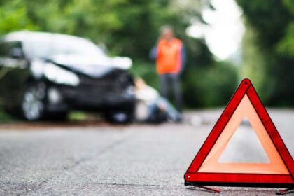 Vos akimirkai prarastas dėmesingumas vairuojant gali tapti eismo įvykio priežastimi.