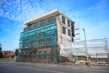 Vienoje matomiausių Panevėžio vietų, ties Klaipėdos ir Naujamiesčio gatvių sankirta pradėtas statyti 1000 kv. m išskirtinės architektūros pastatas virsta praeiviams pasipiktinimą keliančiu monstru.