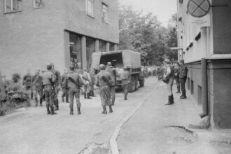 Panevėžiečiai nepamiršo laikų, kai pusę amžiaus miesto pašonėje, Pajuostyje, veikė sovietų karinis dalinys, o iš karinio aerodromo, nuo miesto centro nutolusio vos per šešis kilometrus, kildavo ir leisdavosi kariniai lėktuvai.