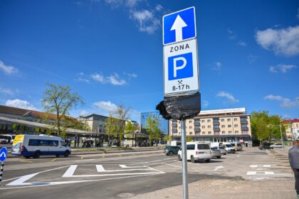 Automobilių stovėjimo aikštele virtusioje senojoje autobusų stotyje gali tilpti apie penkios dešimtys lengvųjų transporto priemonių ir keturi autobusai.
