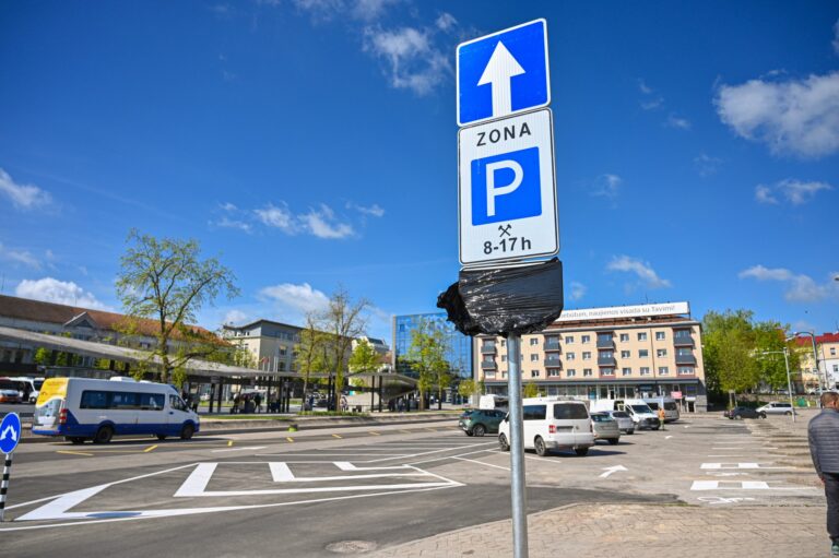 Automobilių stovėjimo aikštele virtusioje senojoje autobusų stotyje gali tilpti apie penkios dešimtys lengvųjų transporto priemonių ir keturi autobusai.
