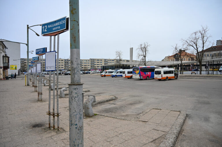 Iškilmingai atidaryta naujoji Panevėžio autobusų stotis jau pirmąją dieną išryškino problemą, kad tokio dydžio miestui ji veikiausiai per maža.