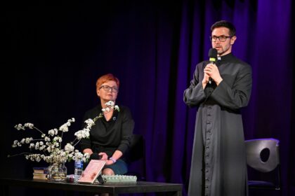 Charizmatiškas ir populiarus kunigas bei rašytojas Benas Audrius Martusevičius, labiau žinomas Beno Lyrio slapyvardžiu, neslepia apgailestavimo, jog mūsų visuomenė yra nugalinanti. Tokiu žodžiu jis apibūdina bendravimą vieniems kitus kritikuojant, pirštu bedant į klaidas, pabrėžiant, ko nepajėgiame, nesugebame.