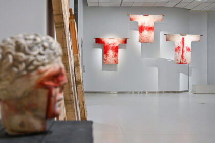 Taip, tai nepopuliarus, tačiau kartais praktikuojamas žanras – rašyti apie jau pasibaigusią parodą (pavyzdžiui: Aistė Kisarauskaitė, „Neprofesionalaus piešinio siekis. Lino Jablonskio paroda „Truman Capote, 7md, Nr. 17 (1509), 2024-04-26). Paroda, kurios recenziją pateikiu, taip pat jau pasibaigusi, tačiau yra kai kas, kas suteikia pretekstą apie ją kalbėti.