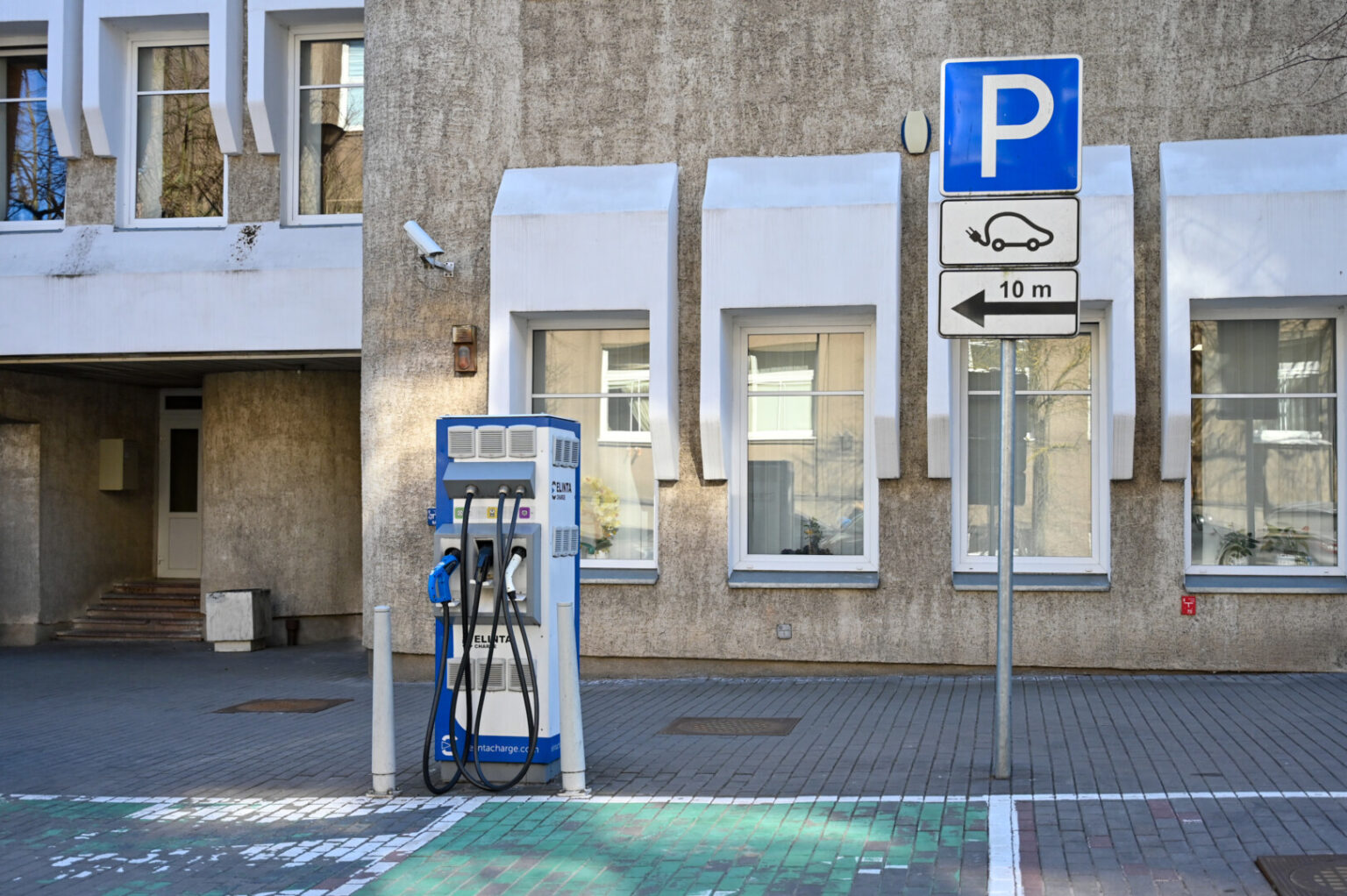 Panevėžio savivaldybei iš miesto biudžeto kas mėnesį tenka atseikėti vidutiniškai 10 tūkst. eurų už mieste veikiančias nemokamas elektromobilių krovos stoteles.