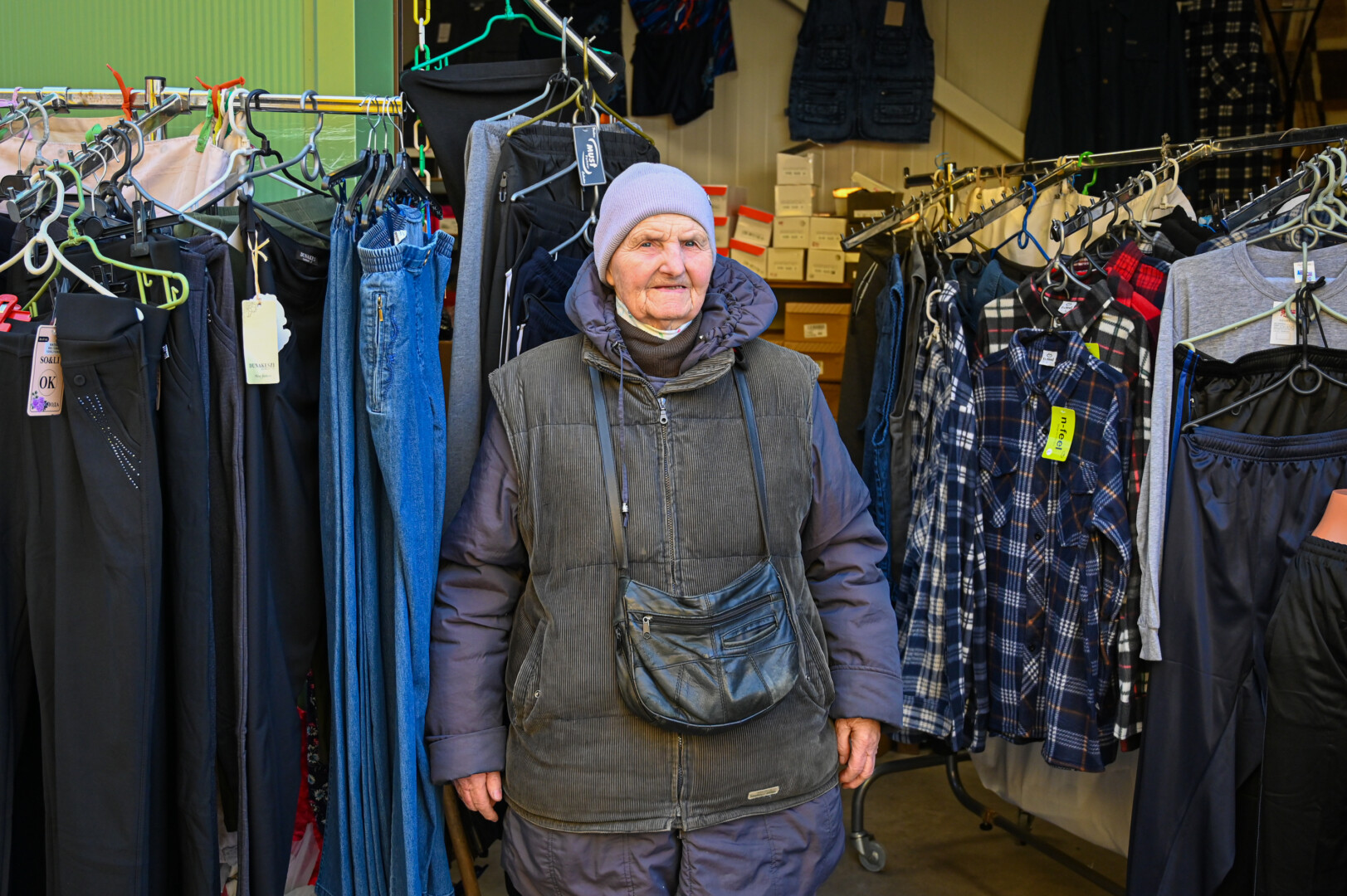 Ekskursijų po turgų dalyviai apstulbsta išgirdę, kiek Janinai Mulevičienei metų. P. ŽIDONIO nuotr.