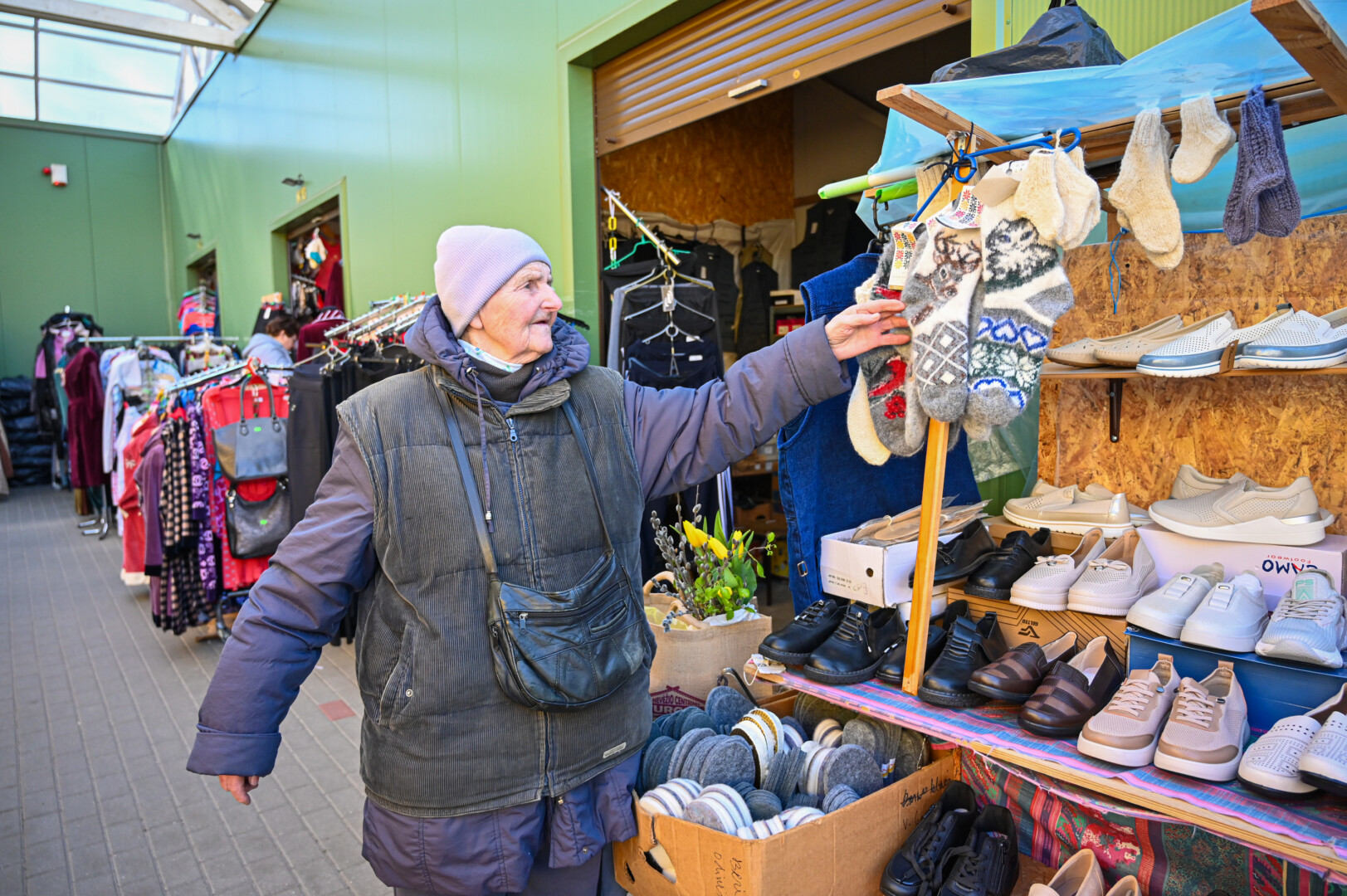 Janina pripažįsta vis sulaukianti patarimų nebedirbti, netgi klausimų, ko jai trūksta, kad ir perkopusi 90-metį skuba į turgų, jame vasaromis kaista, rudenį žvarbsta, žiemomis šąla. P. ŽIDONIO nuotr.