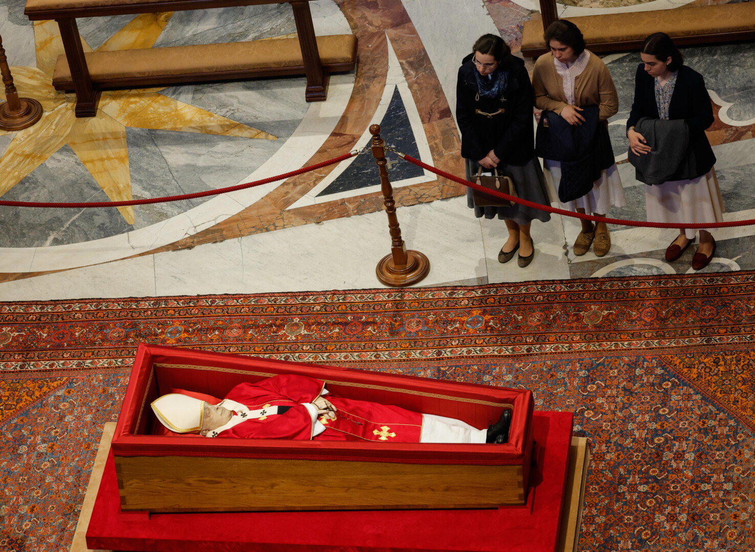 Dešimtys tūkstančių gedėtojų trečiadienį – pirmąją iš trijų pašarvojimo dienų – Šv. Petro bazilikoje atidavė paskutinę pagarbą popiežiui Pranciškui. EPA-ELTA (ELTA)