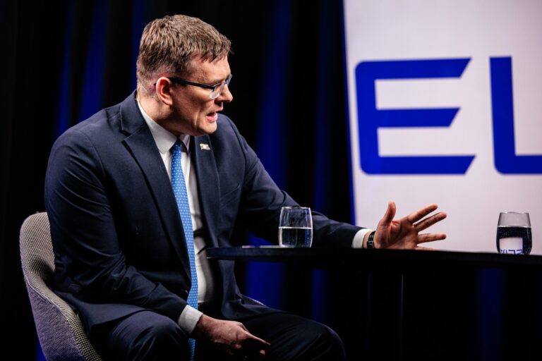 Opozicijoje dirbanti Tėvynės sąjunga-Lietuvos krikščionys demokratai (TS-LKD) siūlo plėsti privalomą pilietiškumo ir gynybos įgūdžių kursą bei dėstyti jį ne tik devintokams, bet visiems 5–12 klasių moksleiviams.