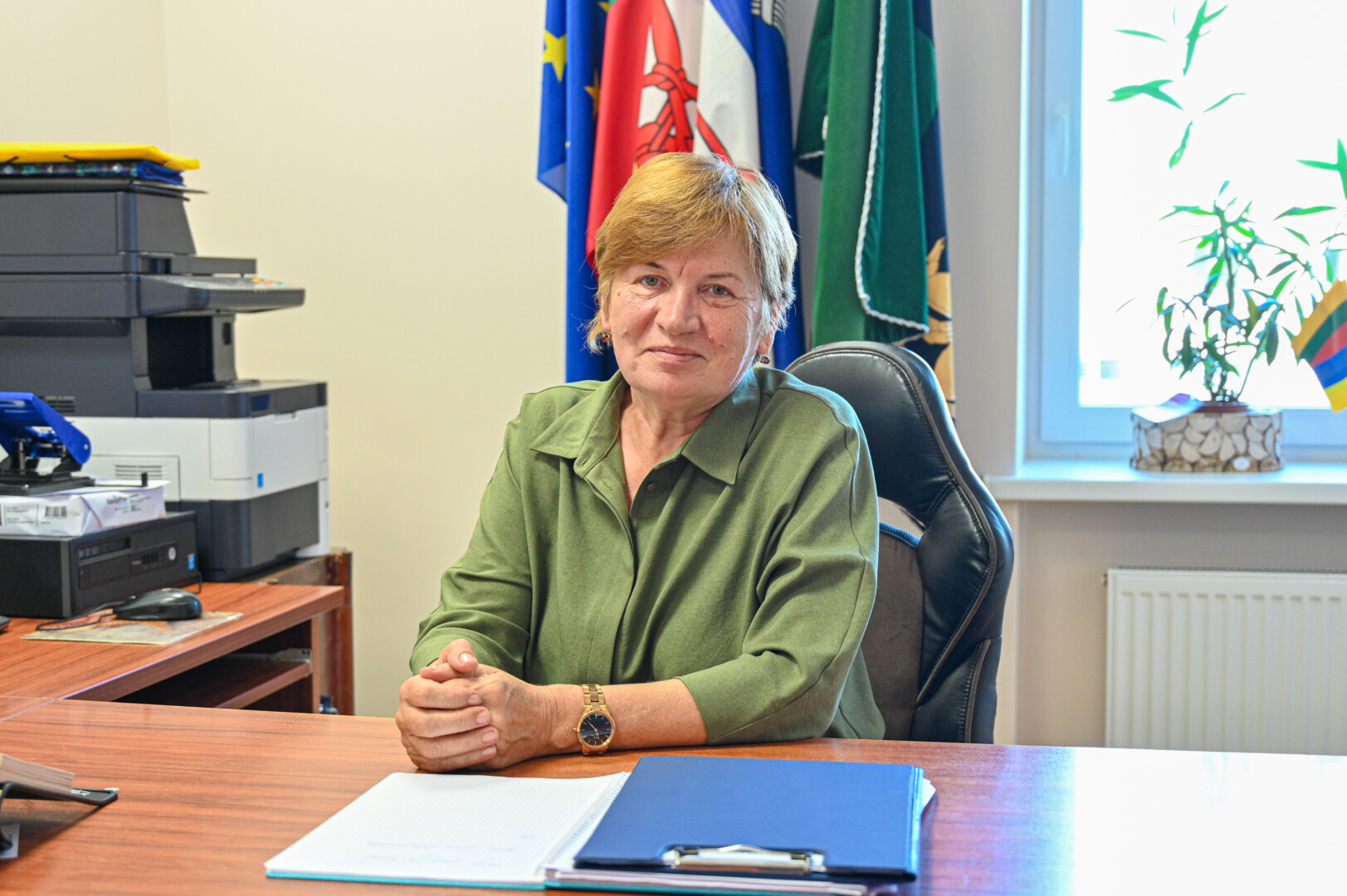 Vadoklių seniūnė Milda Tamokaitienė sako, kad seniūnija kol kas Sosnovskio barščius naikina savo jėgomis. P. ŽIDONIO nuotr.