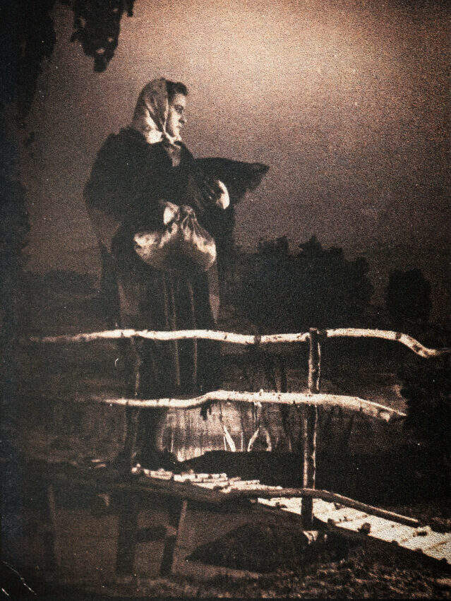 Liudvika Marija Adomavičiūtė – levutė. Ievutę suvaidino Ona Konkulevičiūtė, O. Liobytė, Regina Zdanavičiūtė, Julija Blėdytė, Liudvika Marija Adomavičiūtė, Eleonora Matulaitė, Elena Bagdonaitė, R. Šidlauskaitė, Lili Stepankaitė, Irena Vasiulytė, Inesa Paliulytė, Zita Adukevičiūtė. 1945 m. Kazimiero Vitkaus nuotr. PAVB FKV-82-11-1