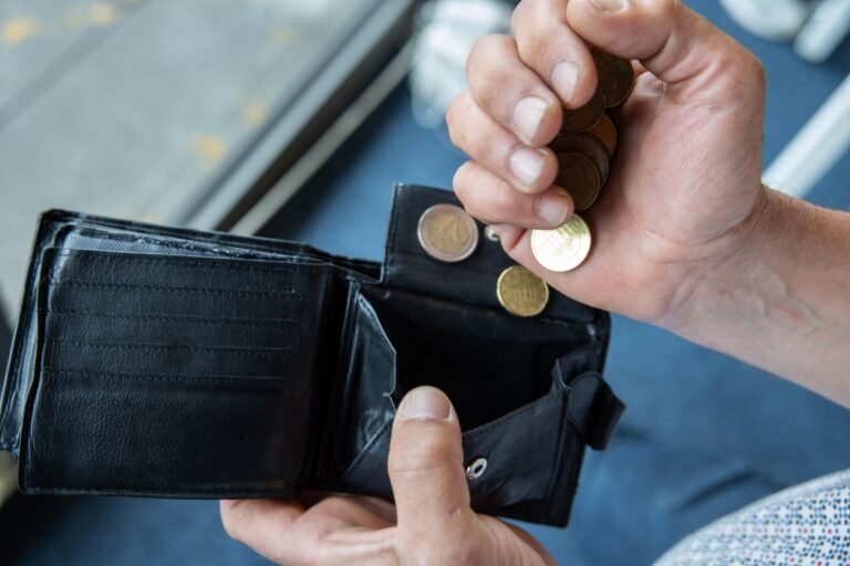 Pernai žemiau skurdo rizikos ribos Lietuvoje gyveno 620 tūkst. žmonių – 0,9 proc. daugiau nei 2023 m., skelbia Lietuvos duomenų agentūra (LDA).