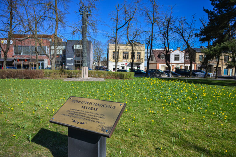 Vienoje labiausiai šiukšlinamų Panevėžio vietų – P. Plechavičiaus skvere bus pastatytos uždengiamos šiukšliadėžės.