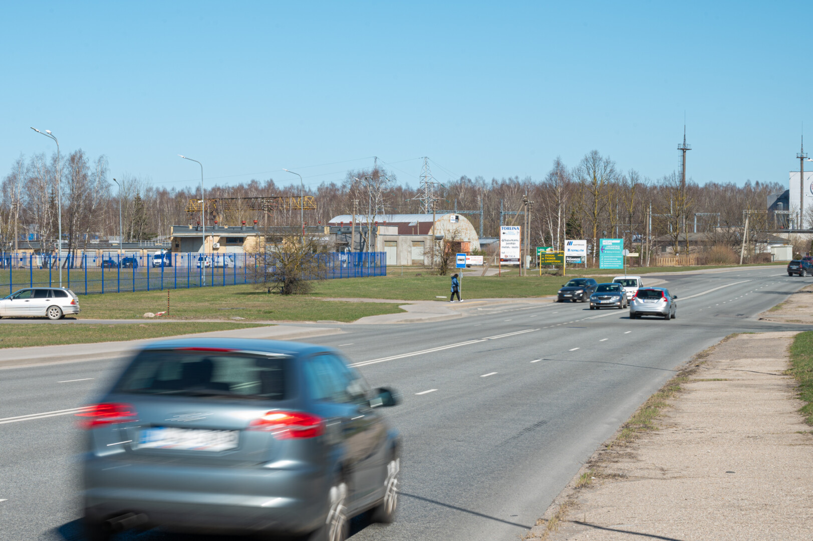 Daugybė žmonių kasdien rizikuoja ne pėsčiųjų perėjoje kirsdami itin judrią Pramonės gatvę. P. ŽIDONIO nuotr.