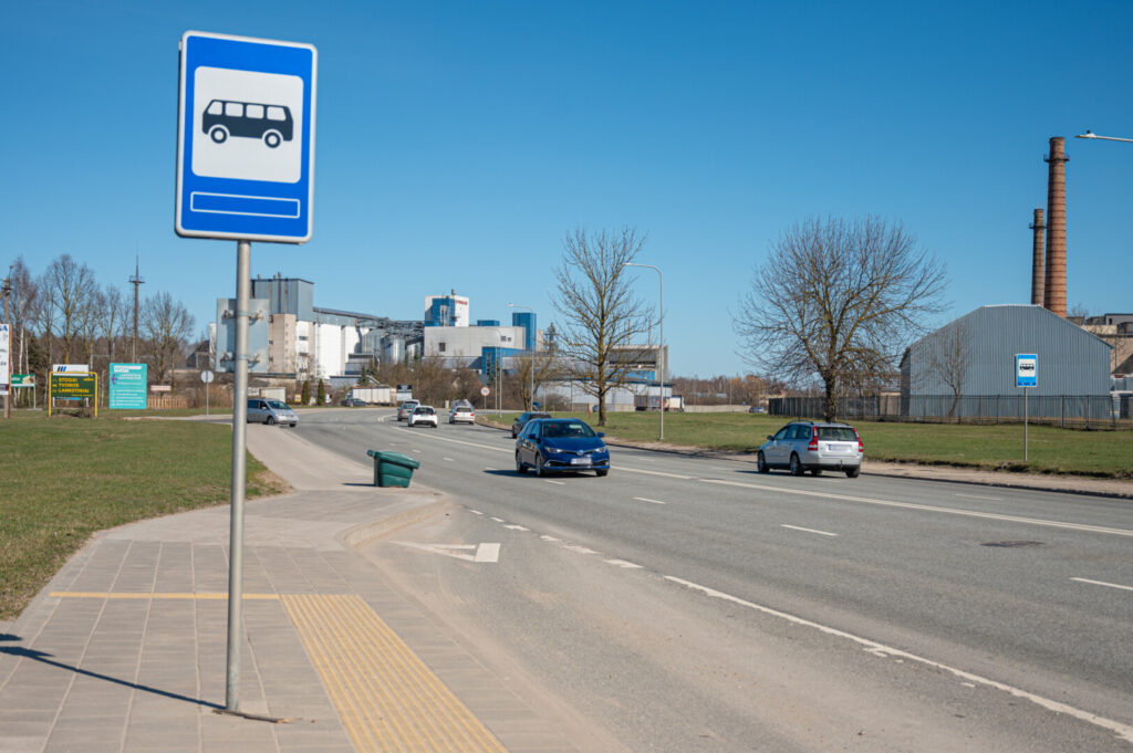 Itin intensyvaus eismo Pramonės gatvė, kurioje susitelkusios didžiosios miesto pramonės įmonės, kelia siaubą jų darbuotojams.