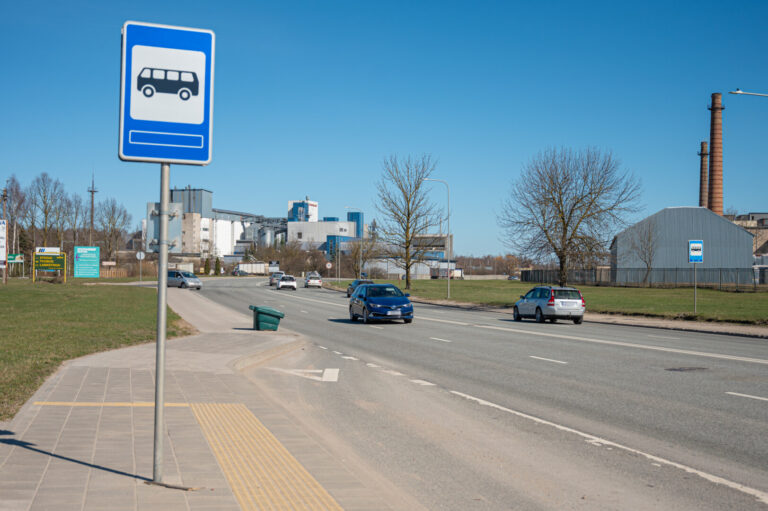 Itin intensyvaus eismo Pramonės gatvė, kurioje susitelkusios didžiosios miesto pramonės įmonės, kelia siaubą jų darbuotojams.