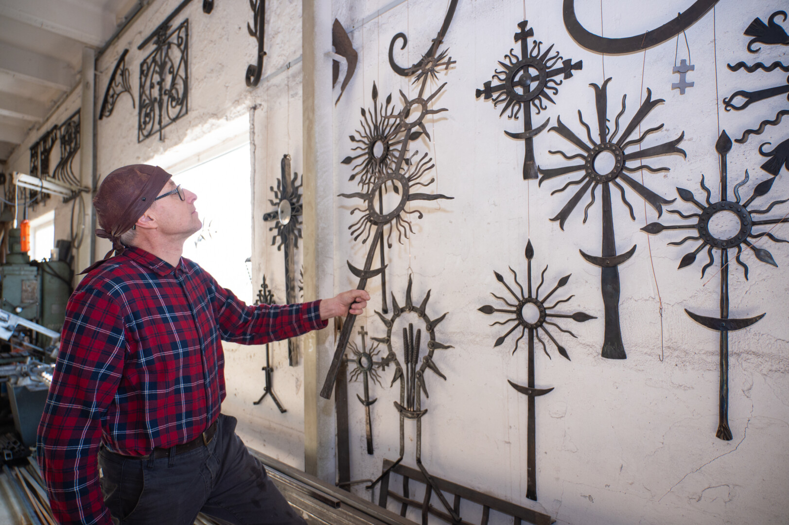 Tikras meistras vienodų saulučių niekada nekaldina – į kiekvieną naują kūrinį stengiasi sudėti ne tik tradicinius lietuviškus bruožus, bet ir savus įkvėpimus. P. ŽIDONIO nuotr.