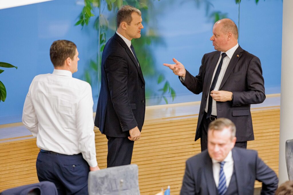 Premjerui Gintautui Paluckui užstojant vis į naujus skandalus įsiveliantį „Nemuno aušros“ lyderį Remigijų Žemaitaitį, Seimo pirmininkas Saulius Skvernelis sako – šiuos koalicijos partnerius nuo pat valdančiosios daugumos formavimo pradžios saisto „ypatingas ryšys“.