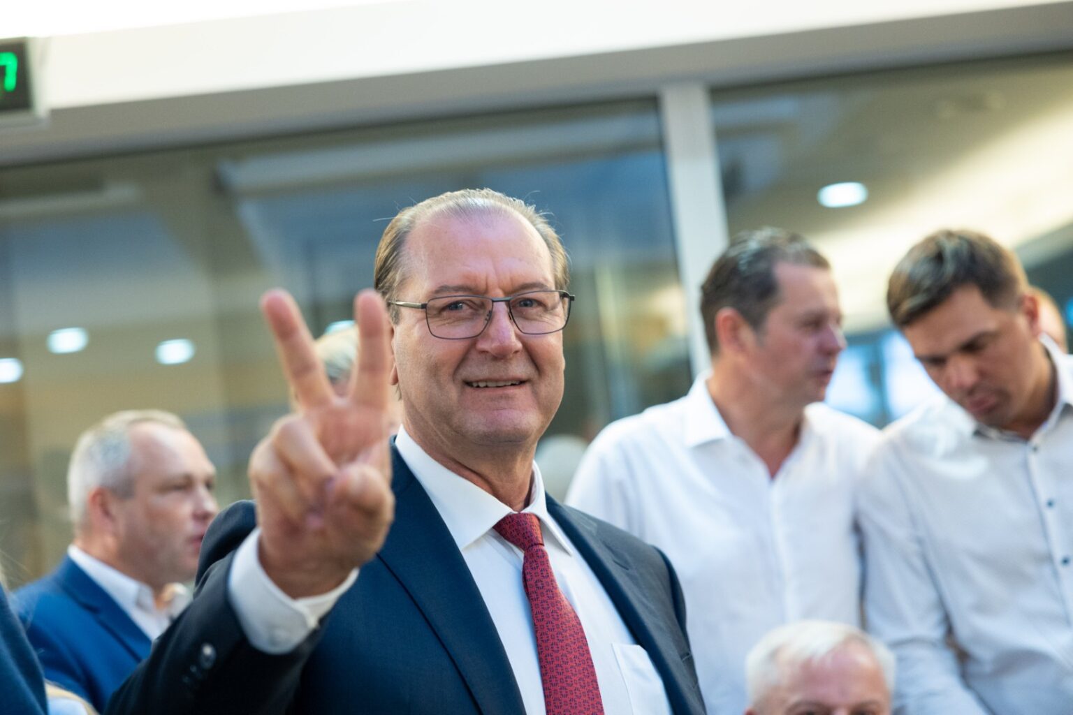 Vyriausiajai rinkimų komisijai (VRK) konstatavus, jog pernai vykusių Seimo rinkimų metu buvo vykdoma Taikos koalicijai palanki politinė agitacija, o Ledų šventėje buvo papirkinėjami rinkėjai, buvęs Darbo partijos lyderis Viktoras Uspaskichas sako tokiu sprendimu nesistebintis. Pasak jo, VRK veikia nesąžiningai.