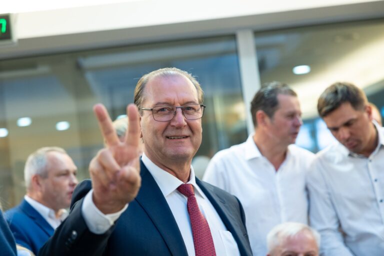 Vyriausiajai rinkimų komisijai (VRK) konstatavus, jog pernai vykusių Seimo rinkimų metu buvo vykdoma Taikos koalicijai palanki politinė agitacija, o Ledų šventėje buvo papirkinėjami rinkėjai, buvęs Darbo partijos lyderis Viktoras Uspaskichas sako tokiu sprendimu nesistebintis. Pasak jo, VRK veikia nesąžiningai. 