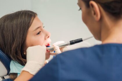 Panevėžietė, nuvedusi abu savo vaikus atlikti profesionalios burnos higienos, nustebo paprašyta už paslaugą susimokėti.